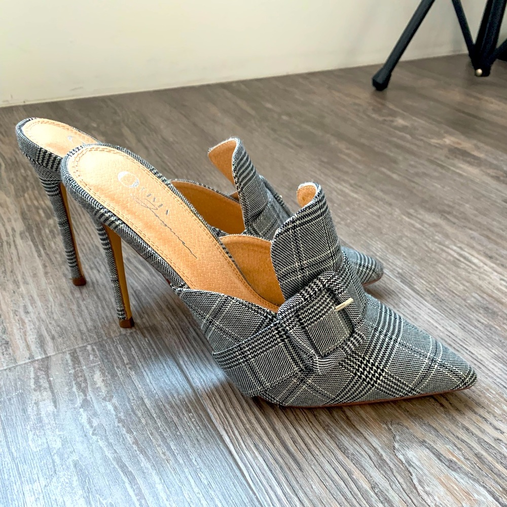 Olivia high heels shoes. Size 7.5, color gray.